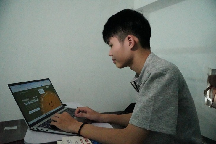 Tự nhận mình 'quá khứ học dốt', nam sinh Gia Lai 'lột xác' tiến vào đại học, làm thêm đến 0h - Ảnh 2.