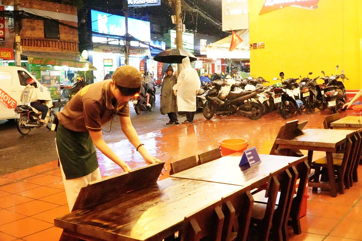 Tự nhận mình 'quá khứ học dốt', nam sinh Gia Lai 'lột xác' tiến vào đại học, làm thêm đến 0h - Ảnh 8.