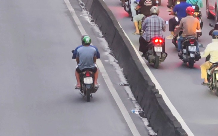 Giữa dòng nước ngập, những hành động khiến người ta thấy ấm lòng - Ảnh 3.