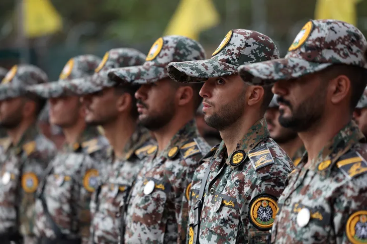 Iran mở các 'doanh trại dã chiến' huấn luyện quân sự cho dân thường - Ảnh 2.