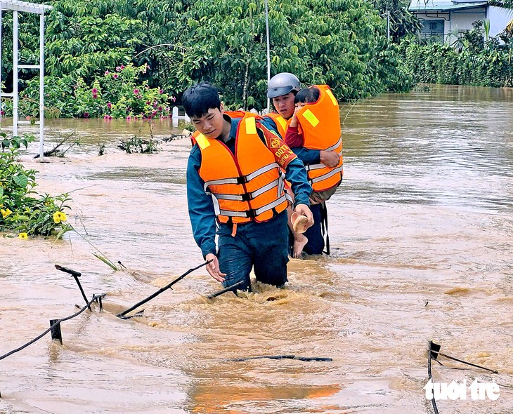 Sơ tán nhiều hộ dân ở Lâm Đồng vì ngập lụt sau mưa lớn - Ảnh 2.