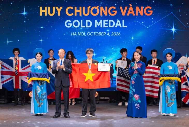 Cả 10 học sinh Việt Nam giành huy chương Olympic thiên văn học và vật lý thiên văn quốc tế - Ảnh 1.