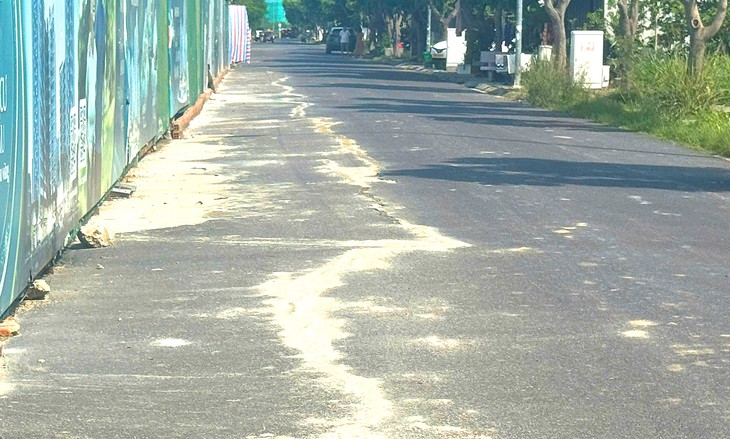 Thi công nhà ở xã hội gây nứt đường dân sinh - Ảnh 3.