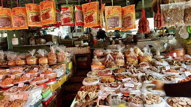 Giá cả đầu ngày: Khô cá đồng vào mùa, xà lách xoong tăng giá, heo hơi giảm còn 53.0000 đồng/kg - Ảnh 1.