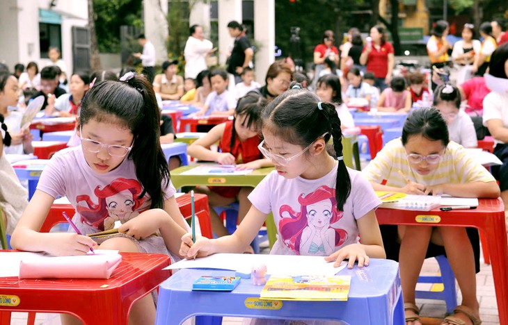 Hơn 600 'họa sĩ nhí' vẽ ước mơ tại cuộc thi tranh dành cho học sinh tiểu học - Ảnh 1.