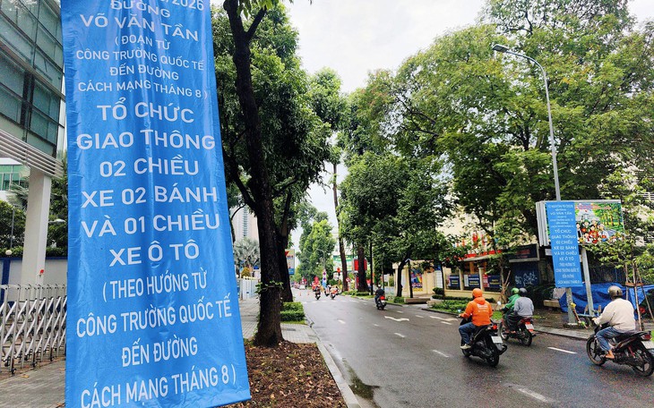 Nhiều xe máy còn lấn làn khi đường Võ Văn Tần ở TP.HCM tổ chức 2 chiều - Ảnh 7.