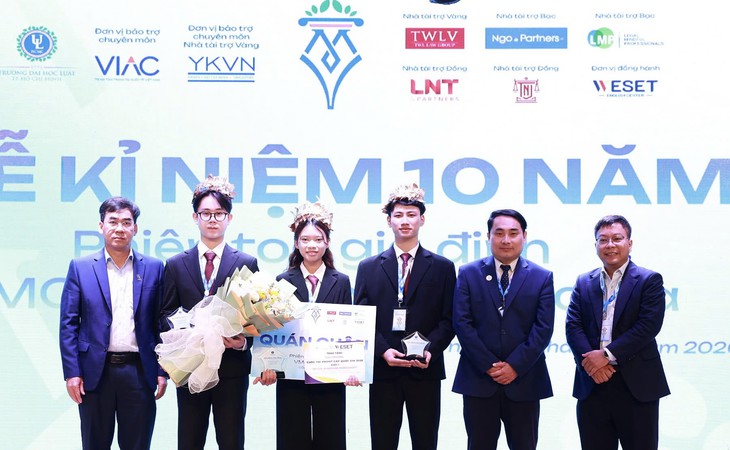 Trường Đại học Luật Hà Nội vô địch cuộc thi 'Phiên tòa giả định' 2026 - Ảnh 1.
