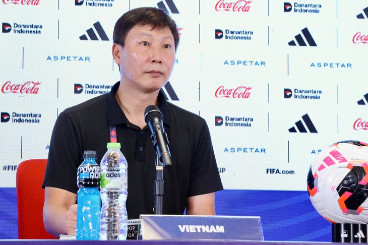HLV Kim Sang Sik: 'Tôi chịu hoàn toàn trách nhiệm về kết quả thất vọng này' - Ảnh 1.