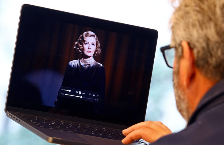 AI ‘hồi sinh’ nữ minh tinh Hollywood Greta Garbo để... đóng quảng cáo - Ảnh 1.