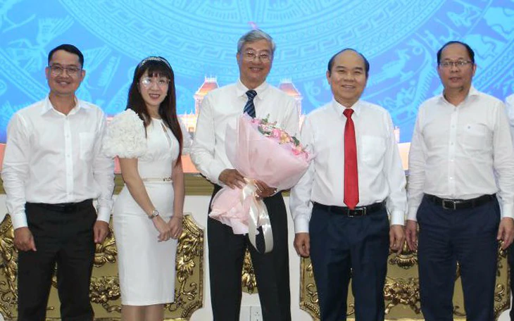 UBND TP.HCM trao quyết định điều động, bổ nhiệm loạt cán bộ - Ảnh 1.
