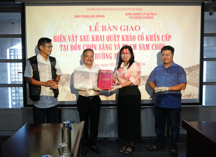Bàn giao tượng Champa thế kỷ VIII và 87 hiện vật sau khai quật các đồn thời Nguyễn dưới chân đèo Hải Vân - Ảnh 4.