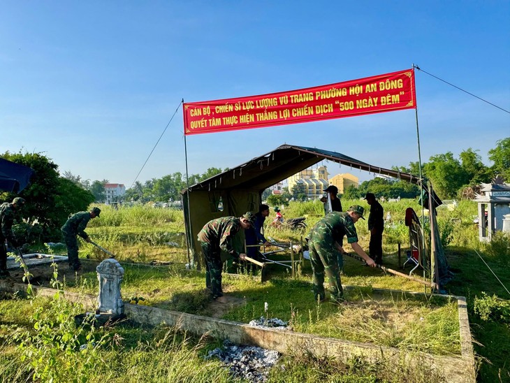 Dân chỉ nơi có nhiều mộ phát hiện lúc làm nhà, bộ đội tìm thấy 14 hài cốt kèm di vật liệt sĩ - Ảnh 1.