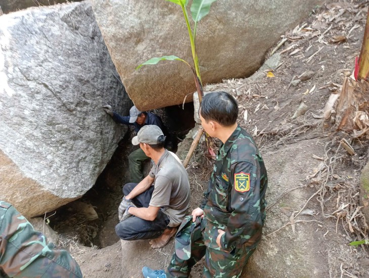 Đà Nẵng đưa máy ra đa xuyên đất lên núi Hòn Tàu tìm hài cốt liệt sĩ - Ảnh 1.