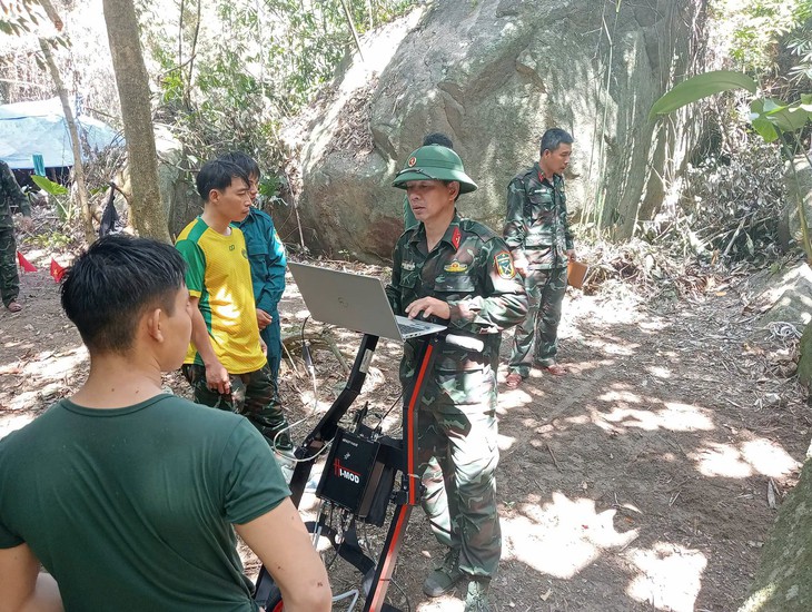 Đà Nẵng đưa máy ra đa xuyên đất lên núi Hòn Tàu tìm hài cốt liệt sĩ - Ảnh 2.