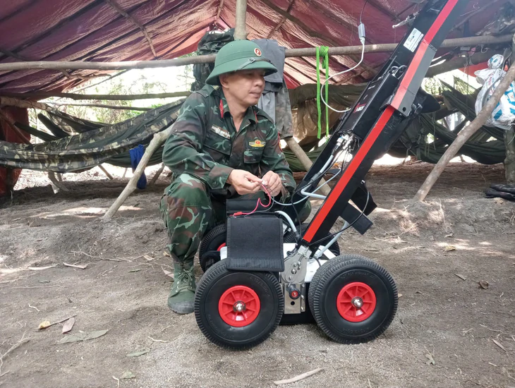 Đà Nẵng đưa máy ra đa xuyên đất lên núi Hòn Tàu tìm hài cốt liệt sĩ - Ảnh 3.