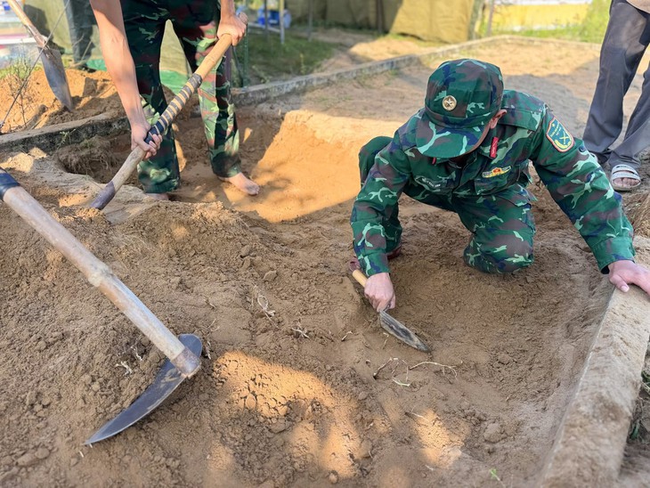 Dân chỉ nơi có nhiều mộ phát hiện lúc làm nhà, bộ đội tìm thấy 14 hài cốt kèm di vật liệt sĩ - Ảnh 2.