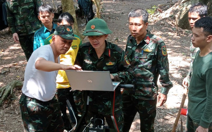 Dân chỉ nơi có nhiều mộ từng được phát hiện lúc làm nhà, bộ đội tìm thấy14 bộ hài cốt kèm di vật liệt sĩ - Ảnh 6.