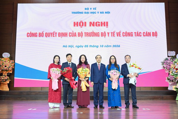 Trường đại học Y Hà Nội bổ nhiệm, bổ nhiệm lại 5 Phó hiệu trưởng - Ảnh 2.