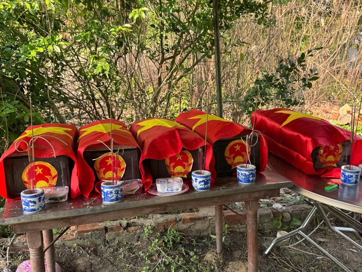 Dân chỉ nơi có nhiều mộ phát hiện lúc làm nhà, bộ đội tìm thấy 14 hài cốt kèm di vật liệt sĩ - Ảnh 5.