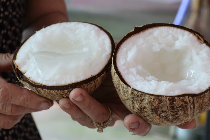 Giá cả đầu ngày: Rong nho 200.000 đồng/kg, cá linh giảm còn vài chục ngàn, dừa sáp loại ngon lên 180.000 đồng/trái - Ảnh 3.