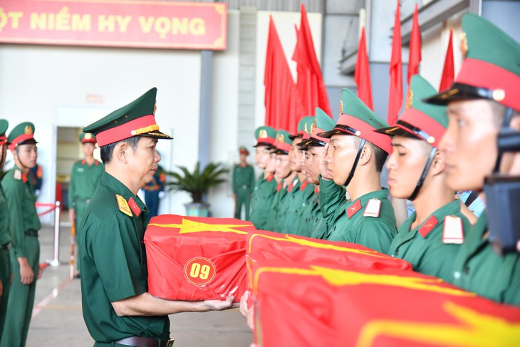 Quân khu 9, lần đầu tiên vận chuyển hài cốt liệt sĩ bằng máy bay quân sự - Ảnh 2.