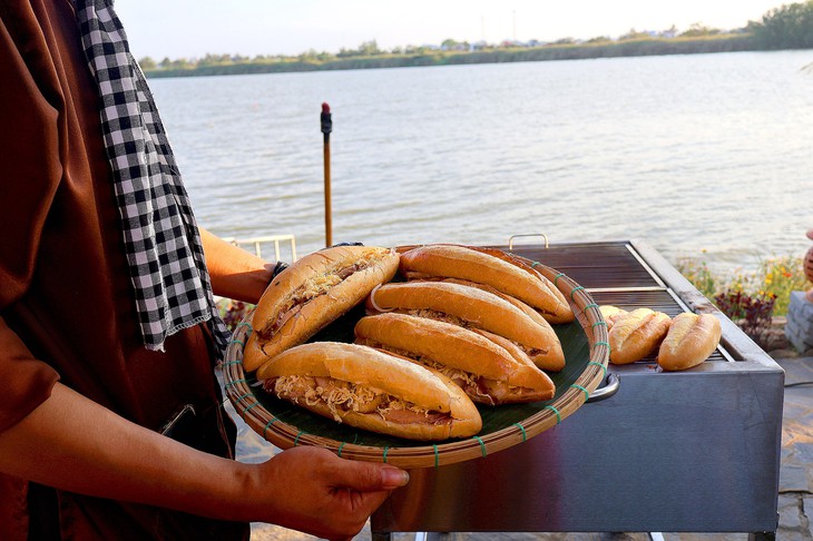Hàng trăm khách nước ngoài tham dự Lễ hội bánh mì tại Hội An, nhiều vị bánh mì 'lạ' - Ảnh 4.
