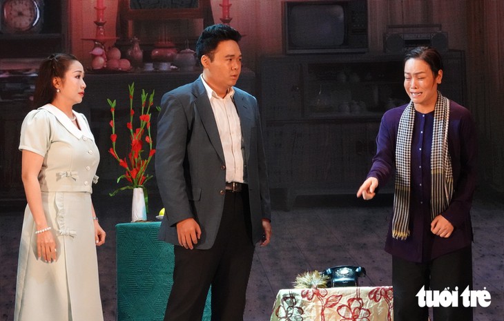 Hồng Vân, Nhật Kim Anh, Ốc Thanh Vân khóc nức nở sau vở Cuốn truyện bị đốt - Ảnh 3.