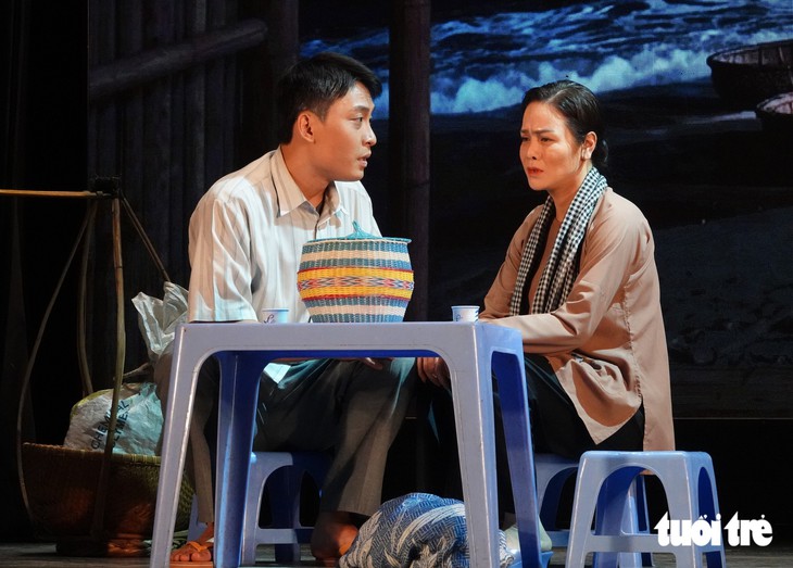 Hồng Vân, Nhật Kim Anh, Ốc Thanh Vân khóc nức nở sau vở Cuốn truyện bị đốt - Ảnh 4.