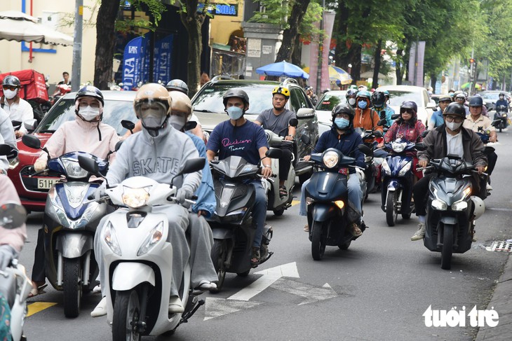 Ngày thứ hai xe máy đi 2 chiều trên đường Võ Văn Tần, vẫn còn cảnh lấn làn - Ảnh 1.