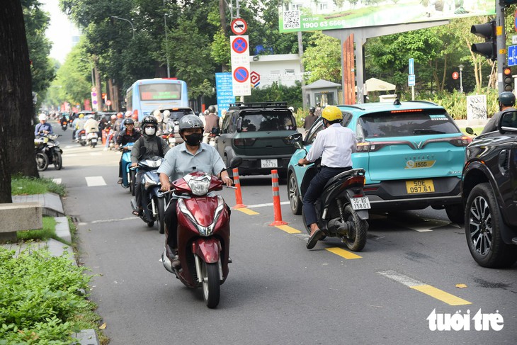 Ngày thứ hai xe máy đi 2 chiều trên đường Võ Văn Tần, vẫn còn cảnh lấn làn - Ảnh 3.