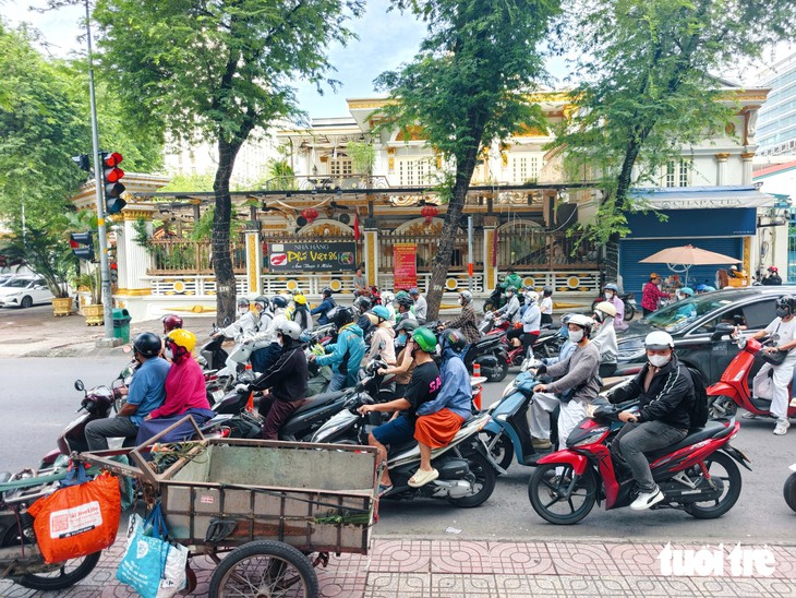 Ngày thứ hai xe máy đi 2 chiều trên đường Võ Văn Tần, vẫn còn cảnh lấn làn - Ảnh 5.