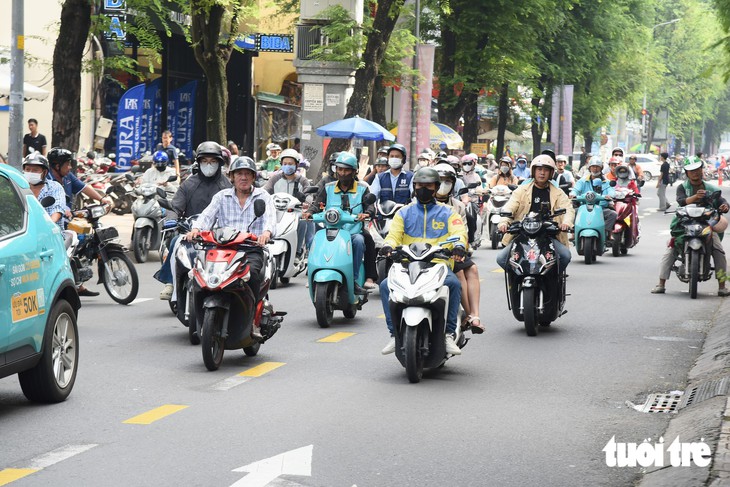 Ngày thứ hai xe máy đi 2 chiều trên đường Võ Văn Tần, vẫn còn cảnh lấn làn - Ảnh 6.
