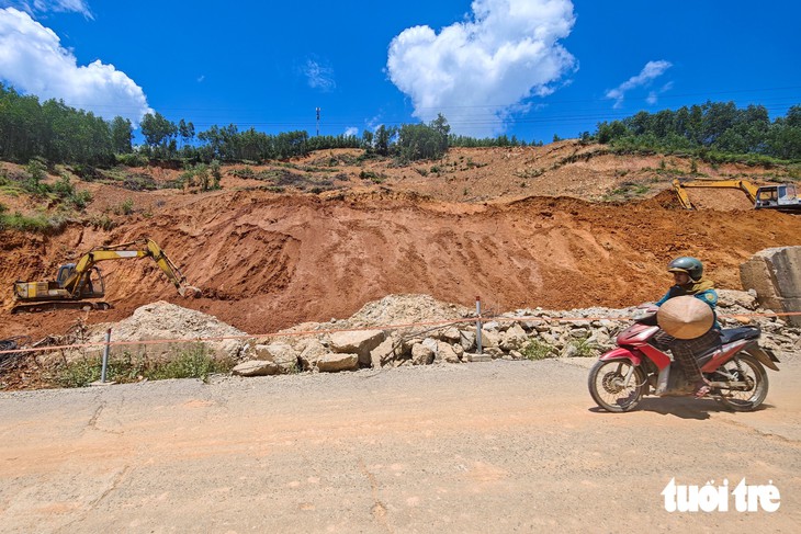 Đào hơn 100.000m³ đất đá xử lý quả đồi nứt, sạt trượt ở Huế - Ảnh 1.