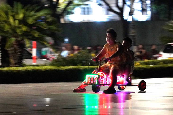 Sau vụ trẻ 5 tuổi tử vong khi đi xe điện tự chế, việc cho thuê xe điện vẫn công khai bên bờ sông Hàn - Ảnh 1.