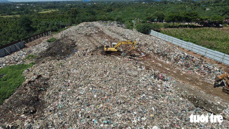 Dân chặn xe đổ rác vào bãi đã quá tải 16 năm, xã tìm bãi rác mới - Ảnh 1.