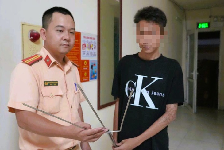 Triệu tập 17 thanh, thiếu niên chạy xe máy dàn hàng, mang hung khí để tìm 'cảm giác mạnh' - Ảnh 3.