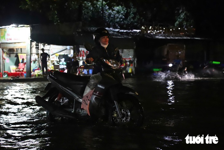 Đường gần chợ Thông Dụng, TP.HCM ngập sau mưa lớn, người dân sụp ổ gà té nhào - Ảnh 5.