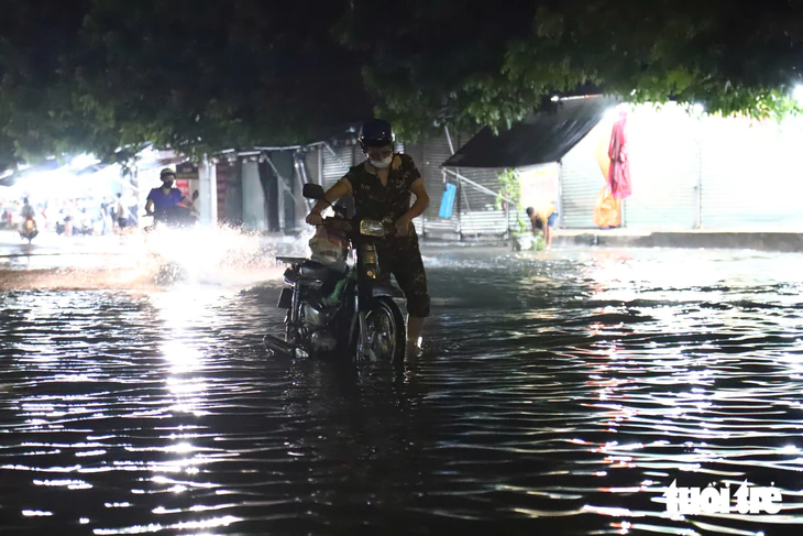 Đường gần chợ Thông Dụng, TP.HCM ngập sau mưa lớn, người dân sụp ổ gà té nhào - Ảnh 6.