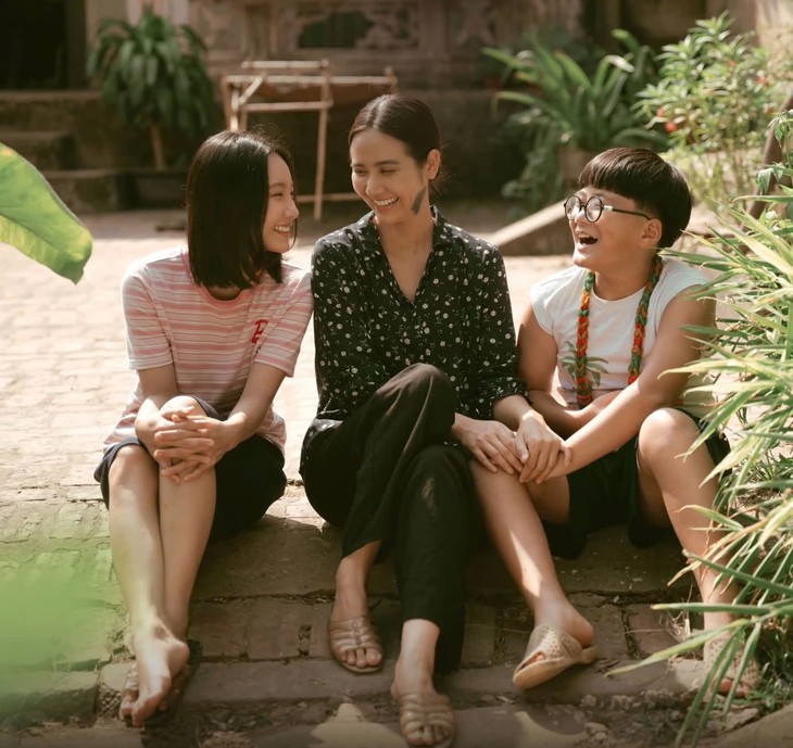 Vết bớt màu đen của Huyền Lizzie trong phim ‘Căn nhà không mái che’ - Ảnh 2.