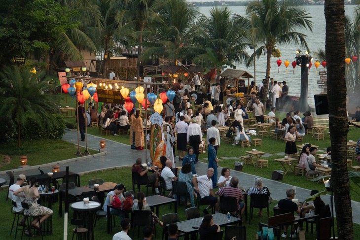 Hàng trăm khách nước ngoài tham dự Lễ hội bánh mì tại Hội An, nhiều vị bánh mì 'lạ' - Ảnh 1.