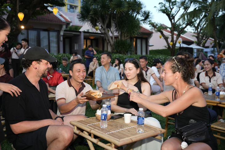 Hàng trăm khách nước ngoài tham dự Lễ hội bánh mì tại Hội An, nhiều vị bánh mì 'lạ' - Ảnh 5.