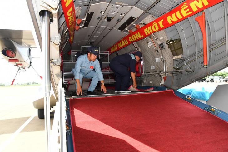 Quân khu 9, lần đầu tiên vận chuyển hài cốt liệt sĩ bằng máy bay quân sự - Ảnh 3.