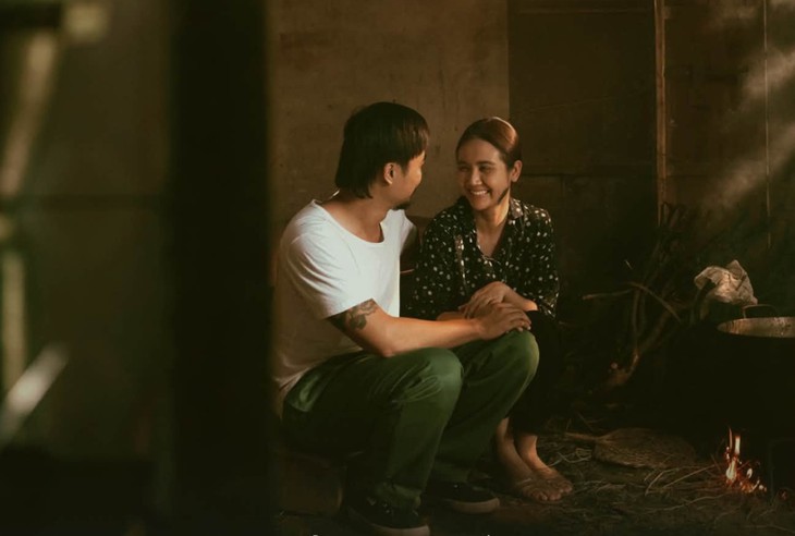 Vết bớt màu đen của Huyền Lizzie trong phim ‘Căn nhà không mái che’ - Ảnh 4.
