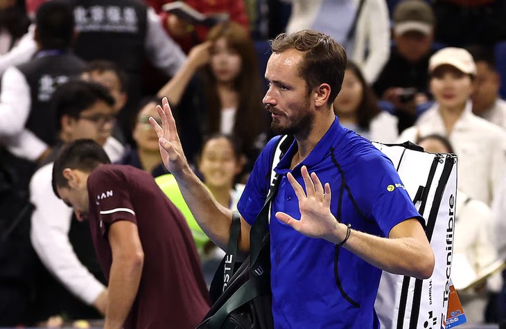 Đánh bóng trúng khán giả, Medvedev bị xử thua trước Djokovic - Ảnh 1.