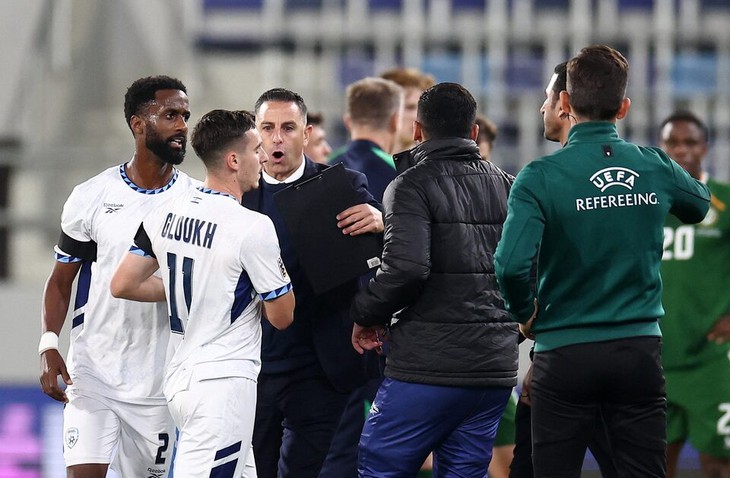 Cầu thủ Israel bị tố nhổ nước bọt vào ban huấn luyện Ireland - Ảnh 1.