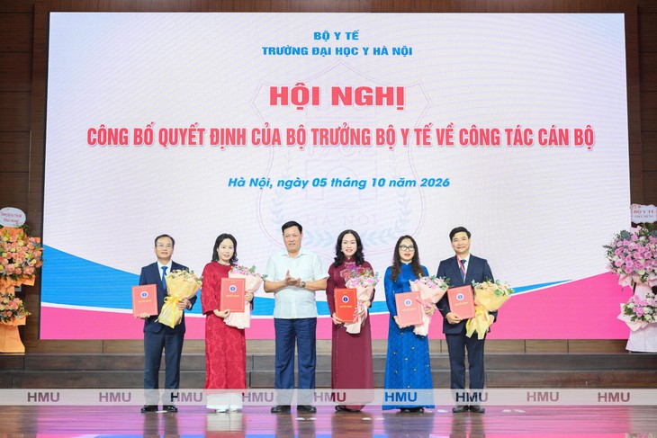 Trường đại học Y Hà Nội bổ nhiệm, bổ nhiệm lại 5 Phó hiệu trưởng - Ảnh 1.