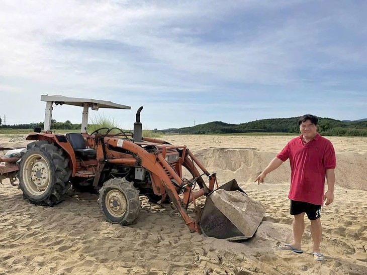 Khởi tố người đàn ông khai thác cát trái phép ở Đà Nẵng - Ảnh 1.