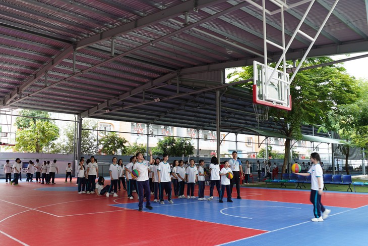 Ngôi trường công lập TP.HCM có 5 sân bóng đá, 6 sân pickleball, hồ cá koi - Ảnh 1.