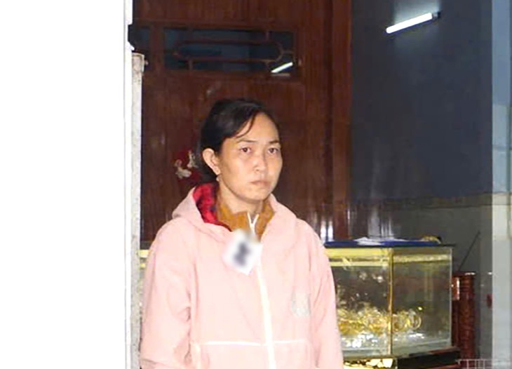 Bắt người phụ nữ vào tiệm vàng vờ mua rồi đeo trang sức bỏ chạy - Ảnh 1.