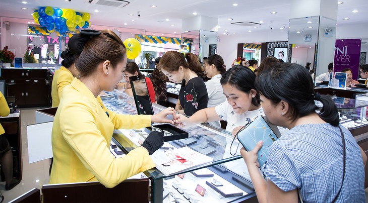 Vốn hóa PNJ giảm 20.000 tỉ, rời top 100 doanh nghiệp lớn nhất - Ảnh 1.